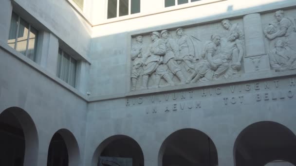 パドヴァ大学ボーパレスの中庭にある彫刻的な浅浮彫りの碑文- 4K 、編集、パン — ストック動画