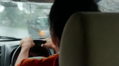 BALI, INDONEZYA - 25 Ocak 2018: Bali 'deki yoğun yağmurda yerel sürücüyü ve yolu yakından izleyin. 4K, Editör, POV
