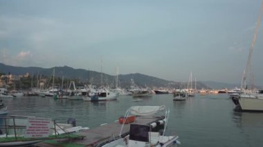 RAPALLO, LIGURIA, ITALY - 22 AĞUSTOS 2018: yaz günbatımında Rapallo 'da tekne ve yatlar. 2K, editör. Geniş açı, Pan.
