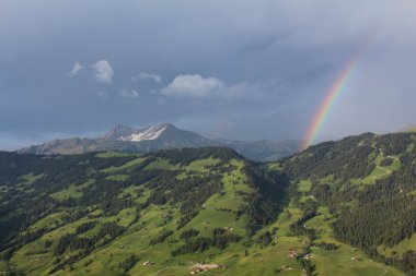 güzel manzara ve gökkuşağı gstaad yakınındaki