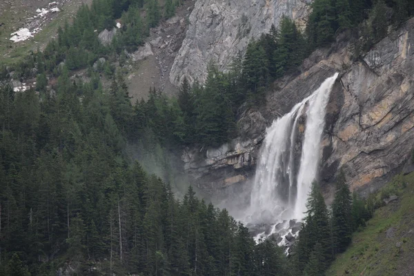 Nádherný vodopád v Gstaadu bei gsteig — Stock fotografie