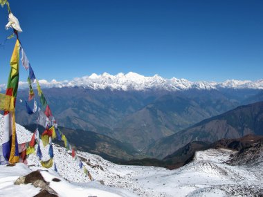 dua bayrakları ve Nepal yüksek dağlar