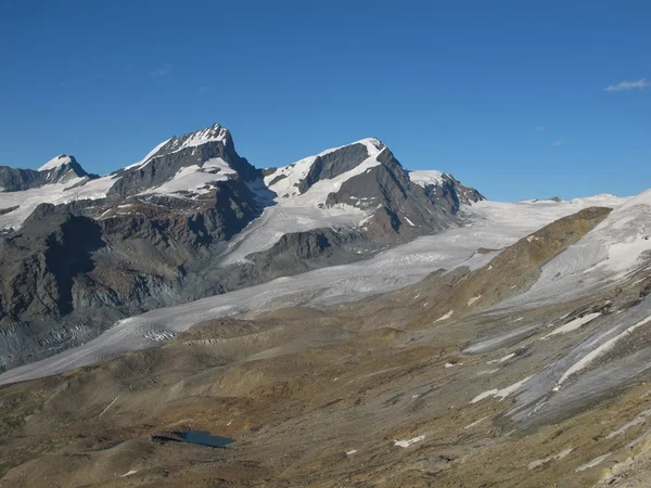 Высокие горы Rimpfischhorn, Strahlhorn и Adlerhorn — стоковое фото