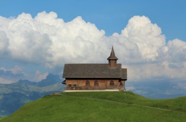 antigua capilla en una colina verde