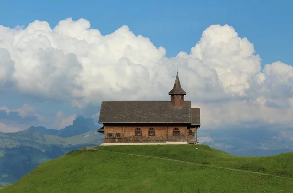 Vecchia cappella su una collina verde — Foto Stock