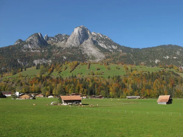 Herfst scène in het Berner oberland — Stockfoto