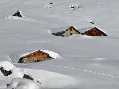 kar kaplı kulübeler