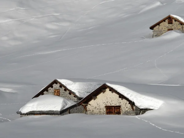 Заснеженные хижины — стоковое фото