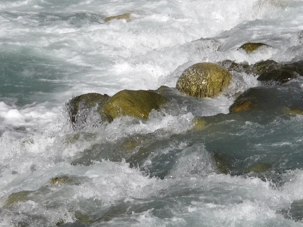 Aus dem Fluss polierte Steine — Stockfoto