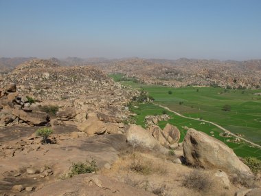 pirinç tarlaları ve granit dağların yakınında hampi, Hindistan
