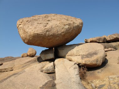 Büyük granit kaya Dengeleme