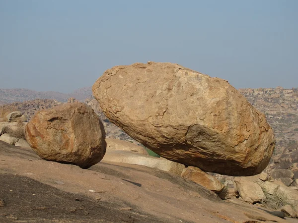 Beautiful balancing granite boulder — Stock Photo, Image