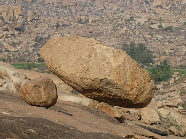 Balancing granite boulder — Stock Photo, Image