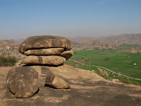 Granite boulder shaped like a burger, Hampi, India. — Stock Photo, Image