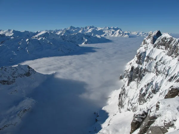 从实现 eiger 蒙奇和少女峰铁力士看 — 图库照片