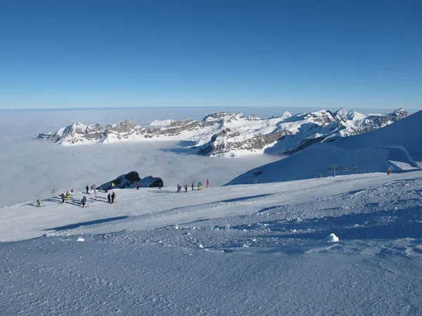 Pistas de esquí en el Titlis, mar de niebla y montañas — Foto de Stock