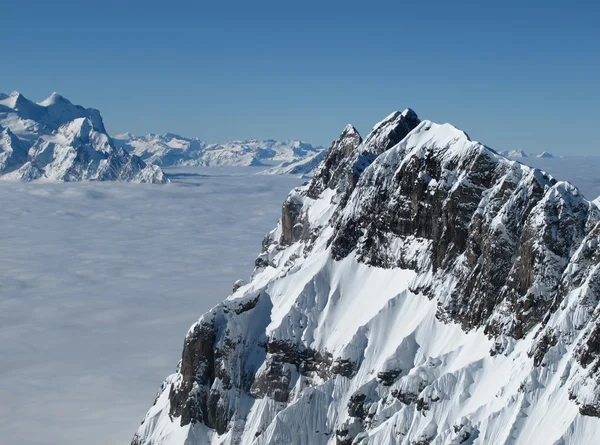 Mare di nebbia e montagne — Foto Stock