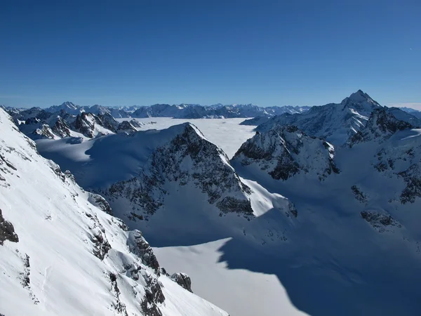 Bellissimo paesaggio montano in inverno — Foto Stock