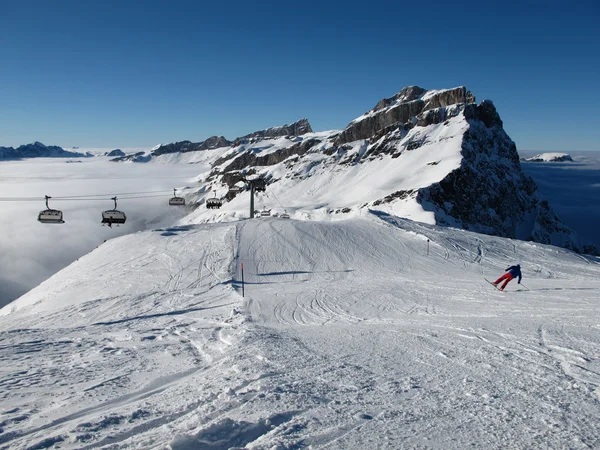 Montagna, mare di nebbia e sciatore sbalorditivo, regione Titlis — Foto Stock