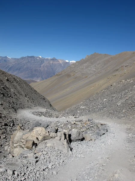 Caminho pedestre do Thorung La mountain-pass para Muktinath — Fotografia de Stock