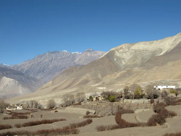 Piccolo villaggio sulla strada da Muktinath a Kagbeni — Foto Stock