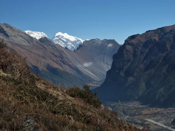 Pas startowy i góry w humde, nepal — Zdjęcie stockowe