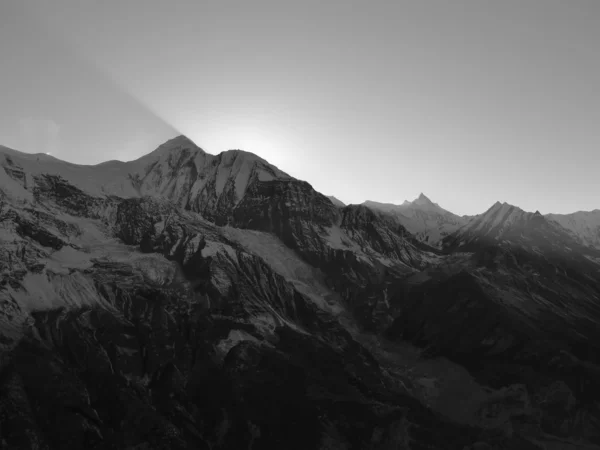 Puesta de sol sobre la Ganggapurna, montaña de la cordillera de Annapurna — Foto de Stock