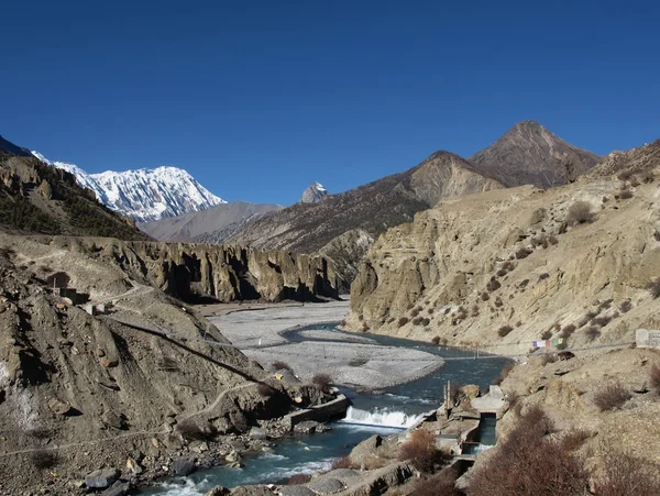 Marsyangdi-Fluss und Tilicho-Gipfel — Stockfoto