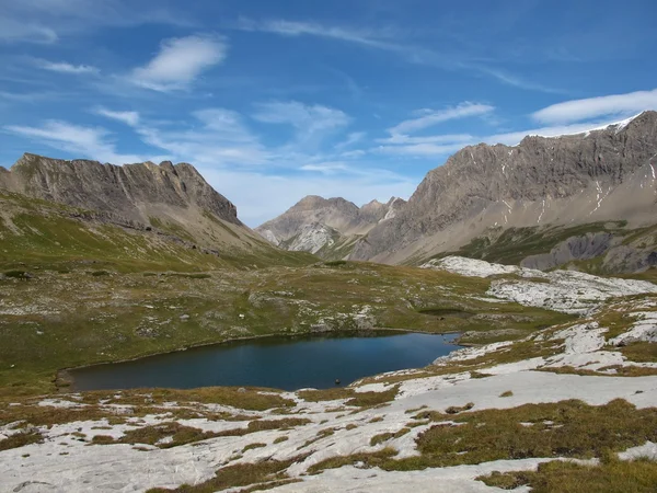 Lac de montagne près du Sanetschpass — Photo