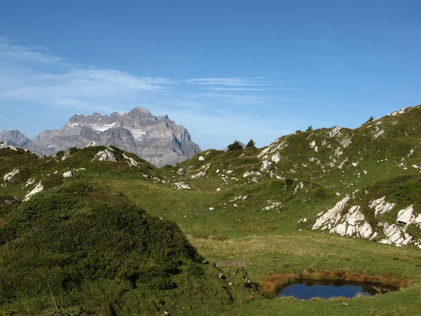 Glaernisch ve gölet adlı dağ — Stok fotoğraf