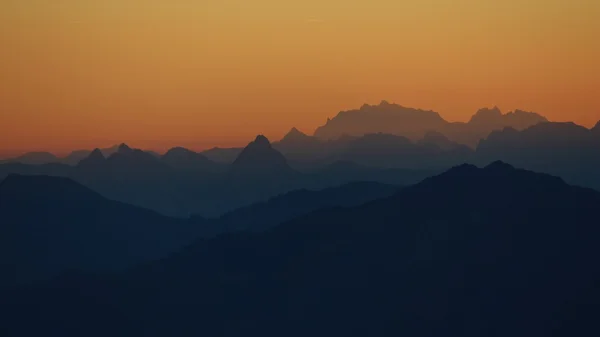 Vacker morgon i schweiziska Alperna, — Stockfoto