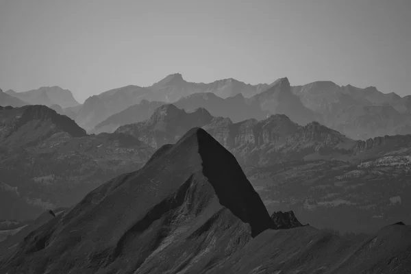 Montagnes dans l'Oberland bernois — Photo