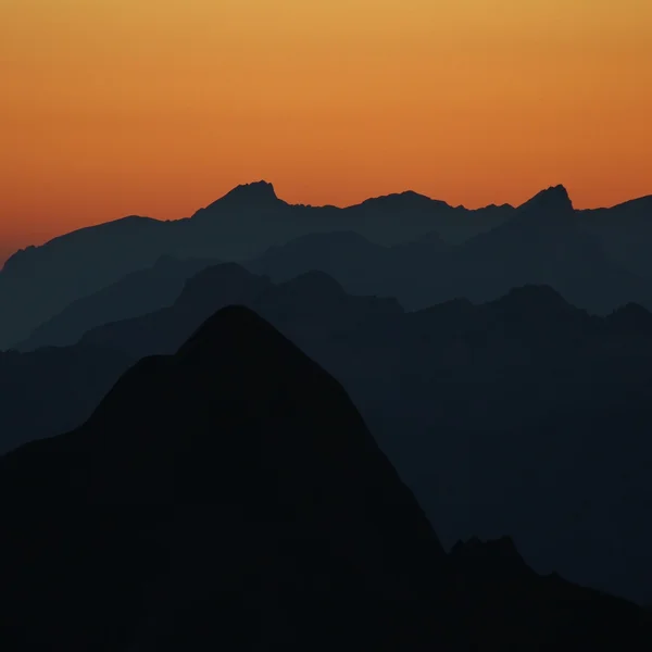Hegycsúcsok, a naplemente — Stock Fotó