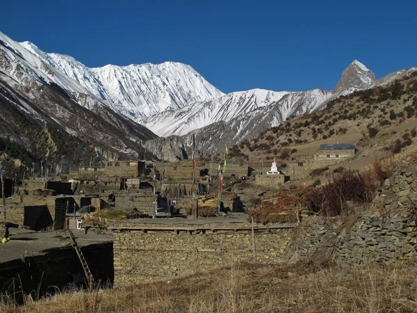 Vieux village Khangsar et Tilicho Peak — Photo