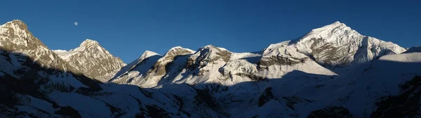 Chulu West and other high mountains at sunset — Stock Photo, Image