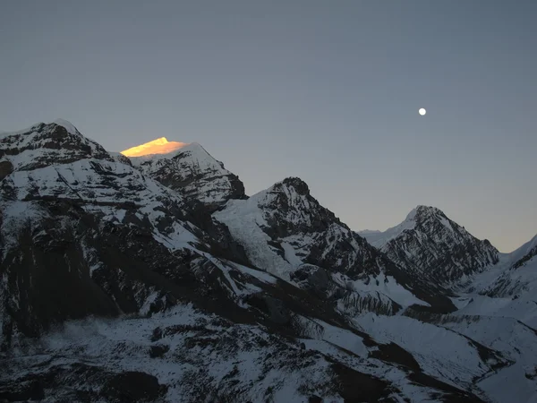 Derniers rayons de soleil sur Purbung Himal — Photo