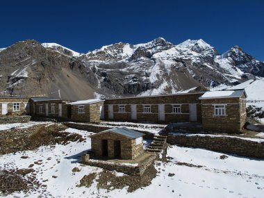 Thorung La geçidi ve yüksek dağlar önce son lodges