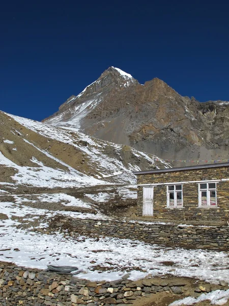 Vysoké hory s názvem yakwakang a lodge — Stock fotografie