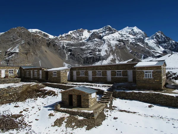 Derniers gîtes avant le col de Thorung La et les hautes montagnes — Photo