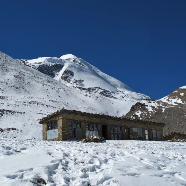 Küçük çayhane ve thorung la giderken mountain pass — Stok fotoğraf