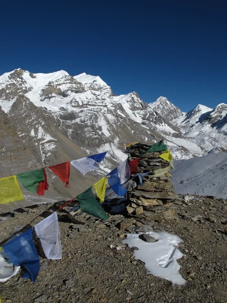 Thorung la に向かう途中の祈りのフラグを渡す、ネパール — ストック写真