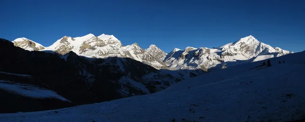 Chulu west, purbung himal und andere hohe Berge im Himalaya — Stockfoto