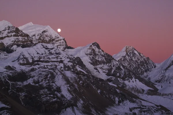 Alzare la luna su Purbung Himal — Foto Stock