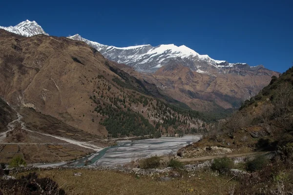 Kali ghandaki Fluss und tukuche peak, nepal — Stockfoto