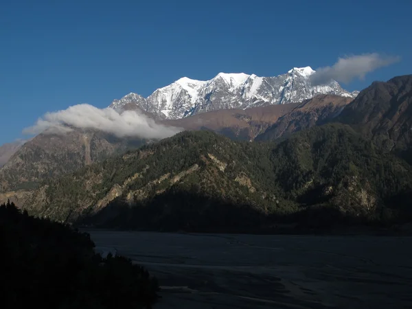 Nilgiri and riverbed of Kali Ghandaki River — Stock Photo, Image