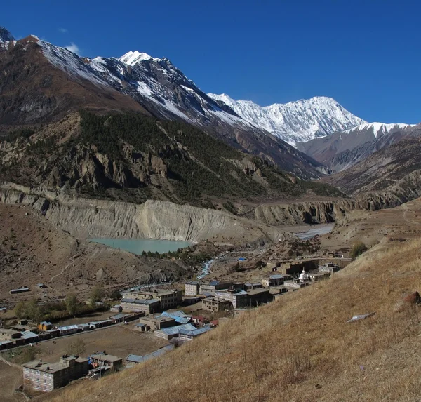 Hermoso pueblo Manang y Tilicho Peak, Nepal — Foto de Stock