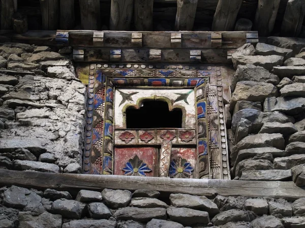 Beautiful carved old window in Manang — Stock Photo, Image