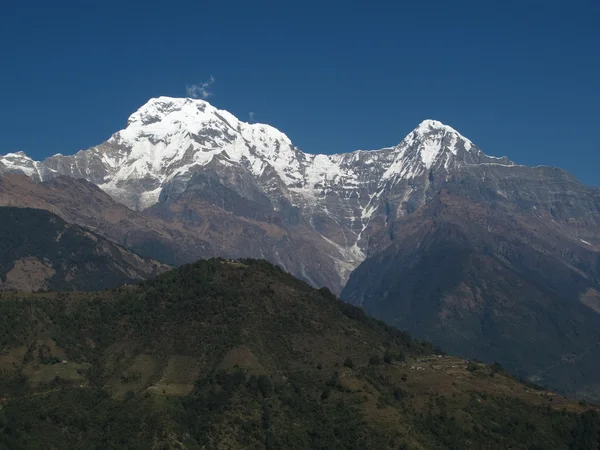Annapurna south i hiun prześladuje — Zdjęcie stockowe