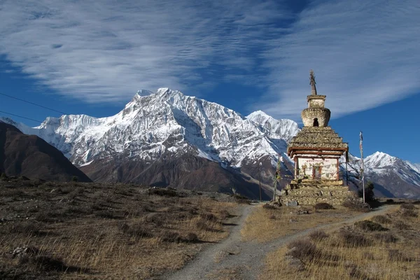 Sne udjævnet Annapurna Range og stupa, Nepal - Stock-foto