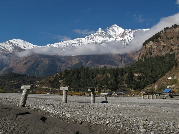 Ruined bridge and Dhaulagiri — Stock Photo, Image